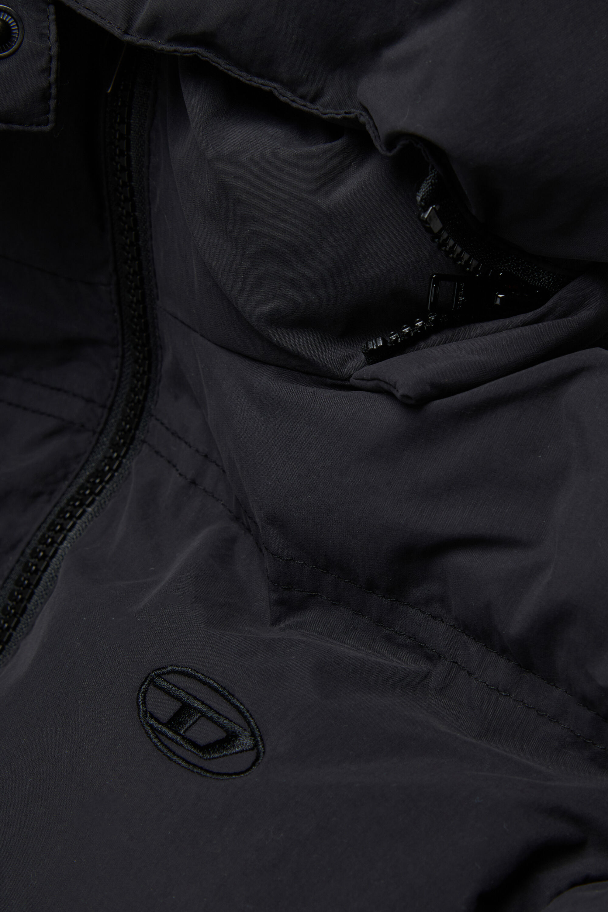 JWRAVEEL, Black