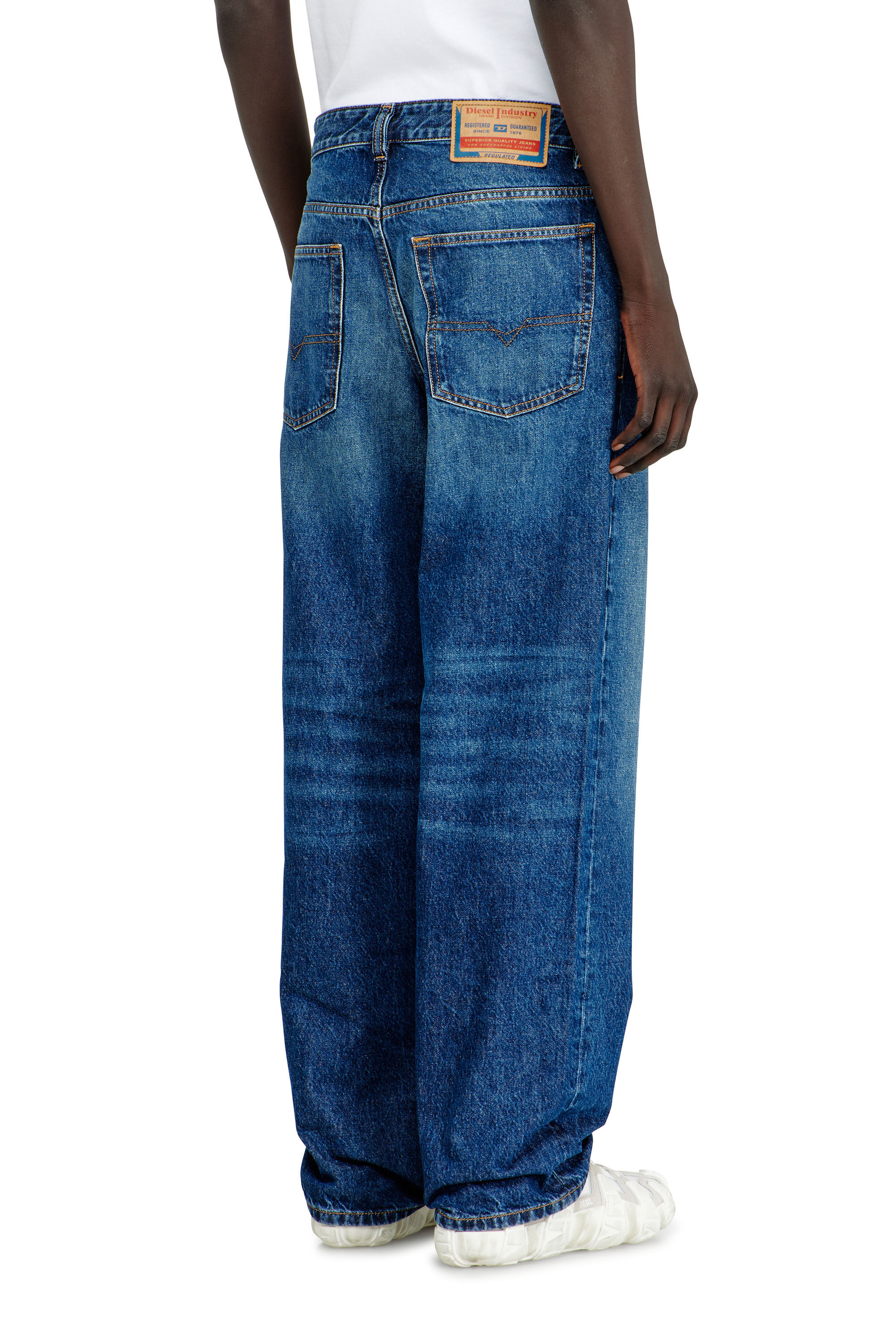 Men's Relaxed Jeans | Low Waist 2001 D-MacroMedium blue | Diesel NL